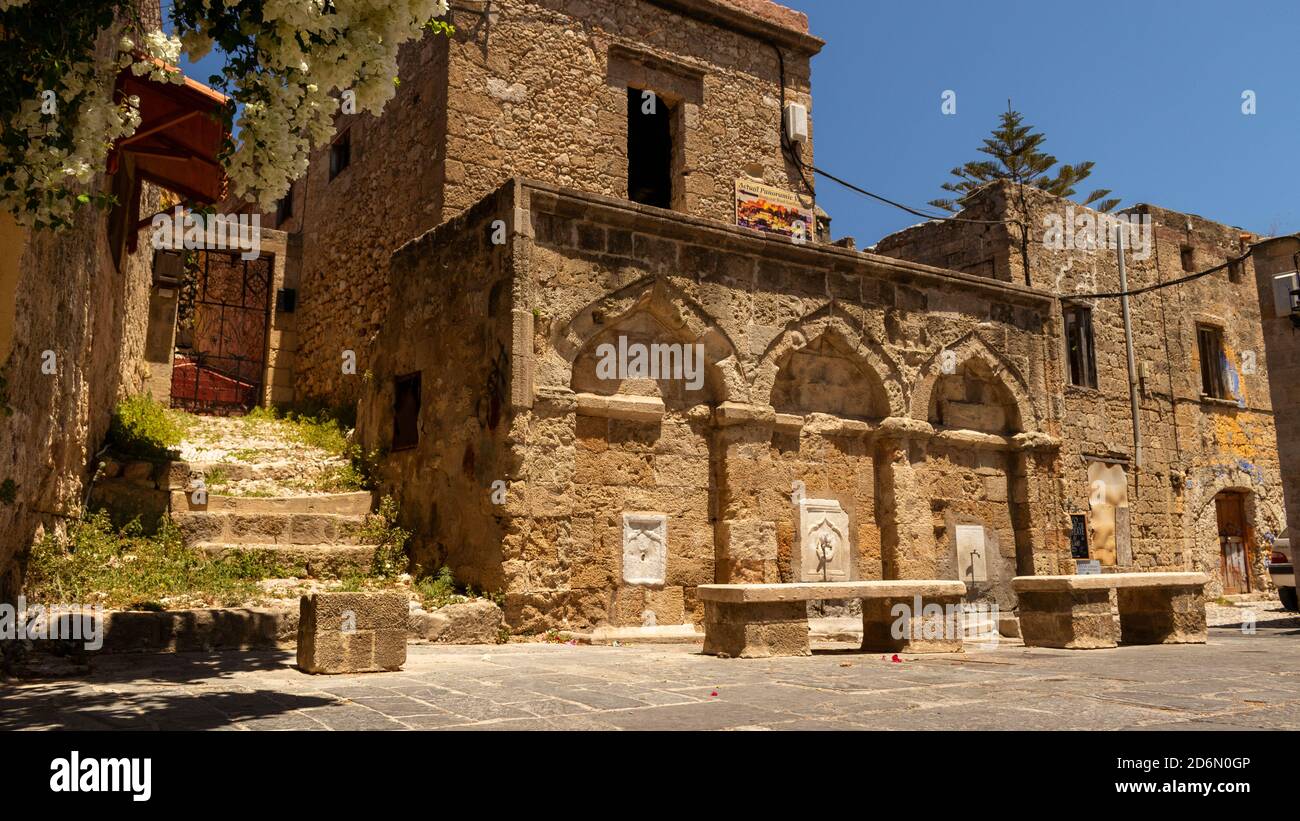 Rodi, Grecia - 7 luglio 2019 - edifici nella storica città vecchia di Rodi sull'isola di Rodi Foto Stock Rodi, Grecia - 7 luglio 2019 - edifici nella storica città vecchia di Rodi sull'isola di Rodi Foto Stock