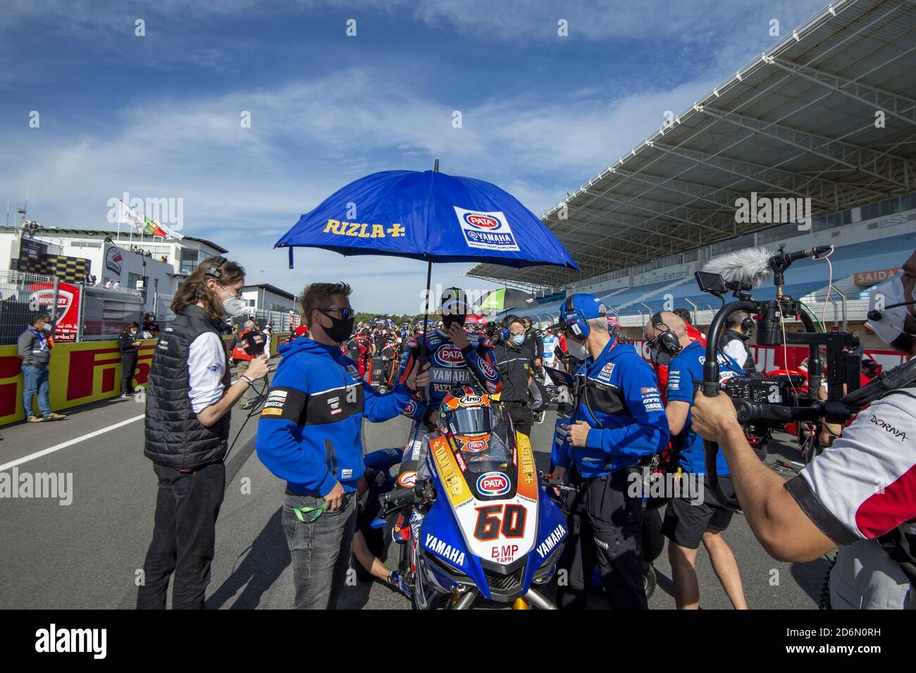 Estoril, Portogallo., 18 Oct 2020, N°60 Michael van der Mark NED Yamahga YZF R1 Pata Yamaha WorldSBK Team durante la gara 8 Pirelli Estoril Round Race2, World Superbike - SBK - Credit: LM/otto Moretti/Alamy Live News Foto Stock