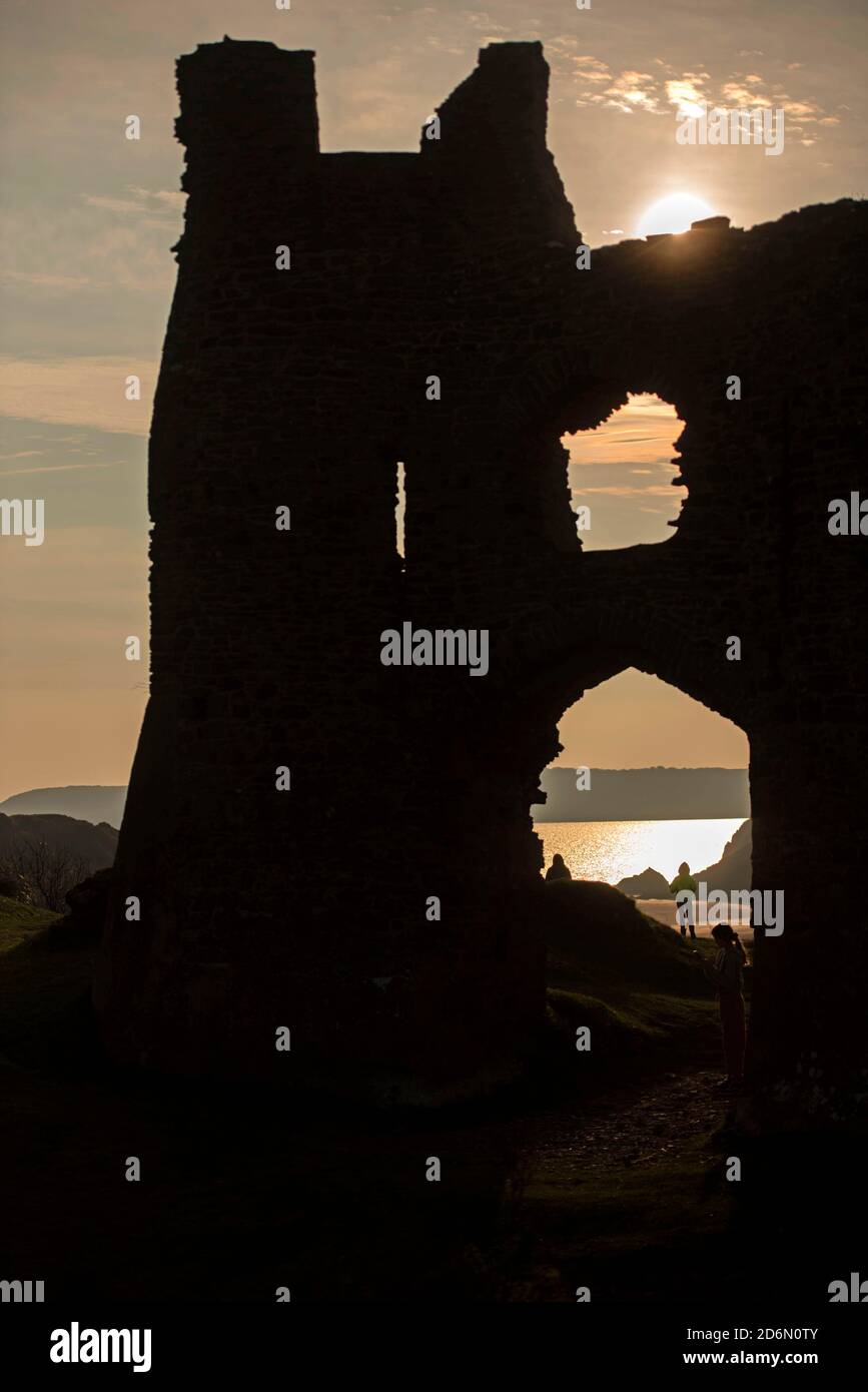 Pennard Castle, Swansea, Regno Unito. 18 Ott 2020. Il sole del tardo pomeriggio si tuffa nel cielo autunnale alle rovine del Castello di Pennard vicino a Swansea questa sera durante il blocco. Credit: Phil Rees/Alamy Live News Foto Stock