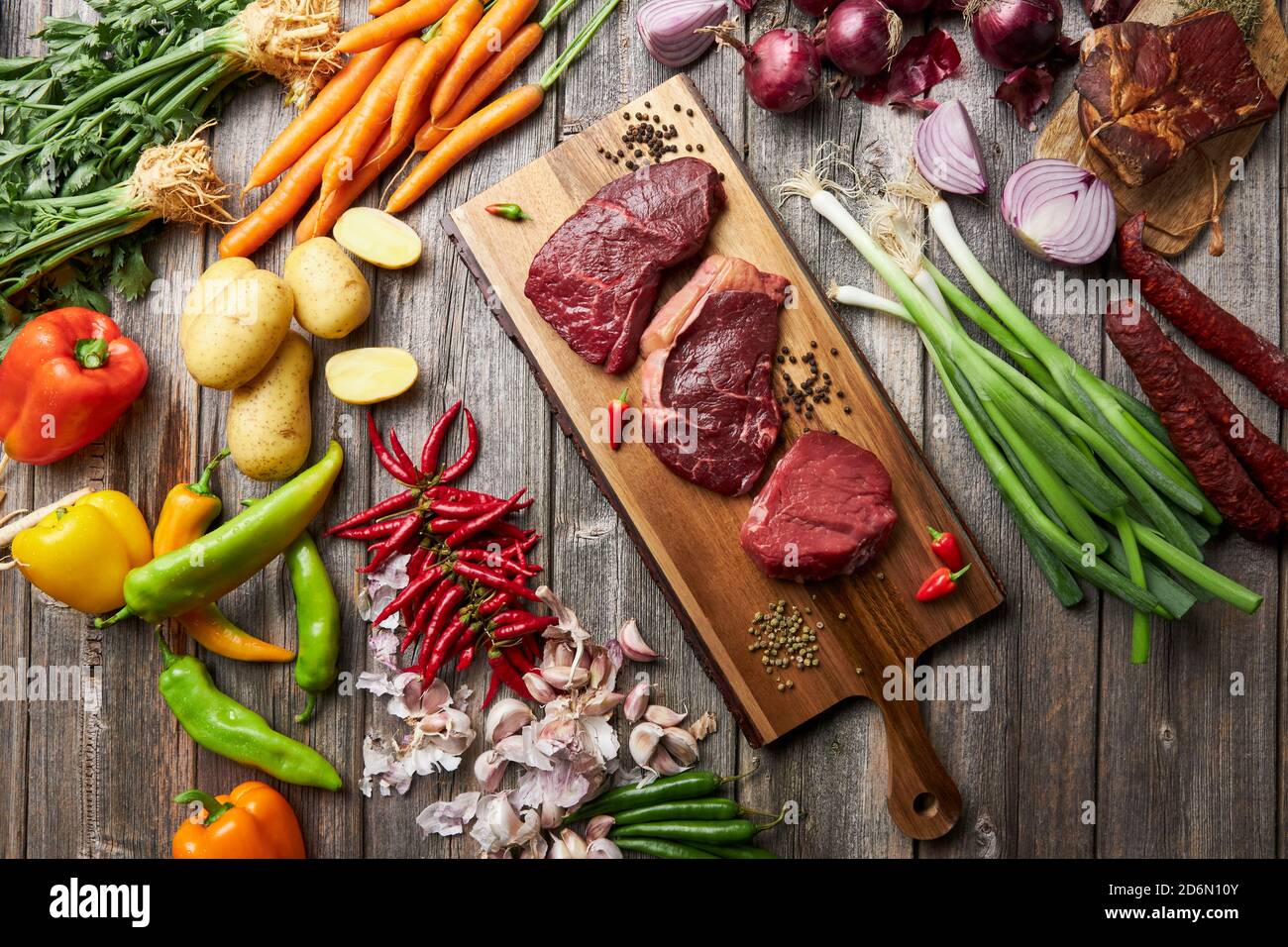 Cibo/generi alimentari eleganti su un tavolo di legno Foto Stock