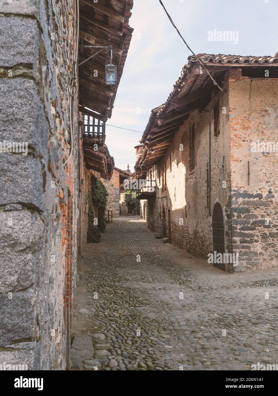 Architettura fortificata di epoca medievale con stradine acciottolate e palazzi in pietra.Ricetto di Candelo,Piemonte,Italia, Foto Stock