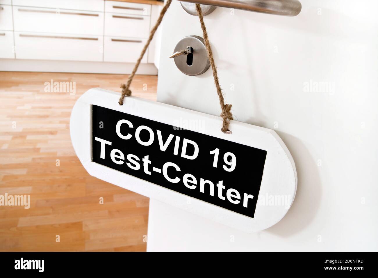 Corona Virus Covi 19 Konzept Tür mit Swild Covid 19 Centro di test Foto Stock