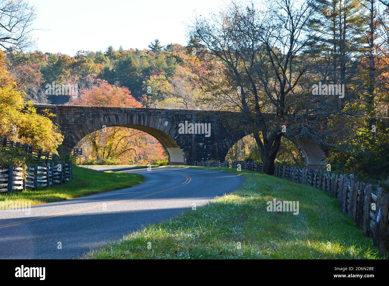 Un ponte di pietra è in contrasto con i colori autunnali sulla Blue Ridge Parkway in Virginia. Foto Stock