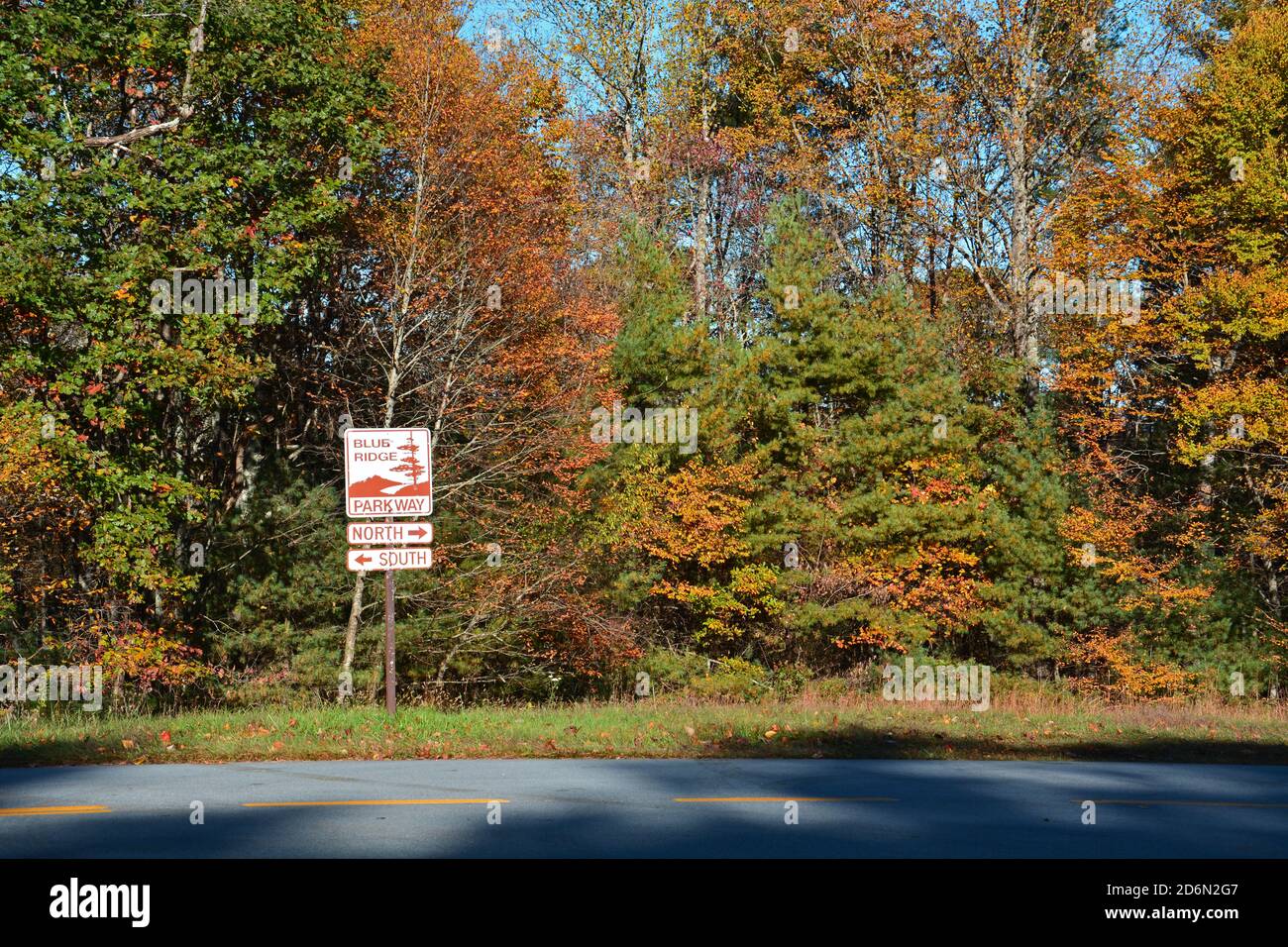 Un cartello direzionale lungo la Blue Ridge Parkway. Foto Stock