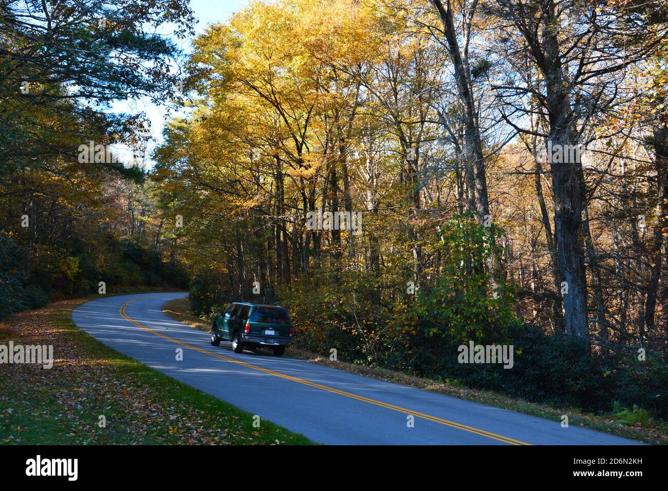 Una sezione della strada sulla Blue Ridge Parkway durante l'autunno. Foto Stock