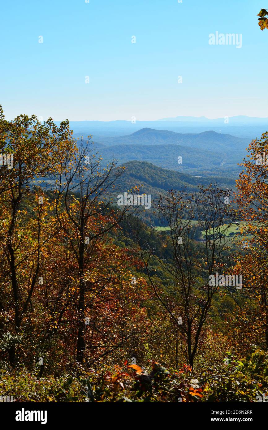 Vista da un punto panoramico durante l'autunno nella Carolina del Nord sulla Blue Ridge Parkway. Foto Stock