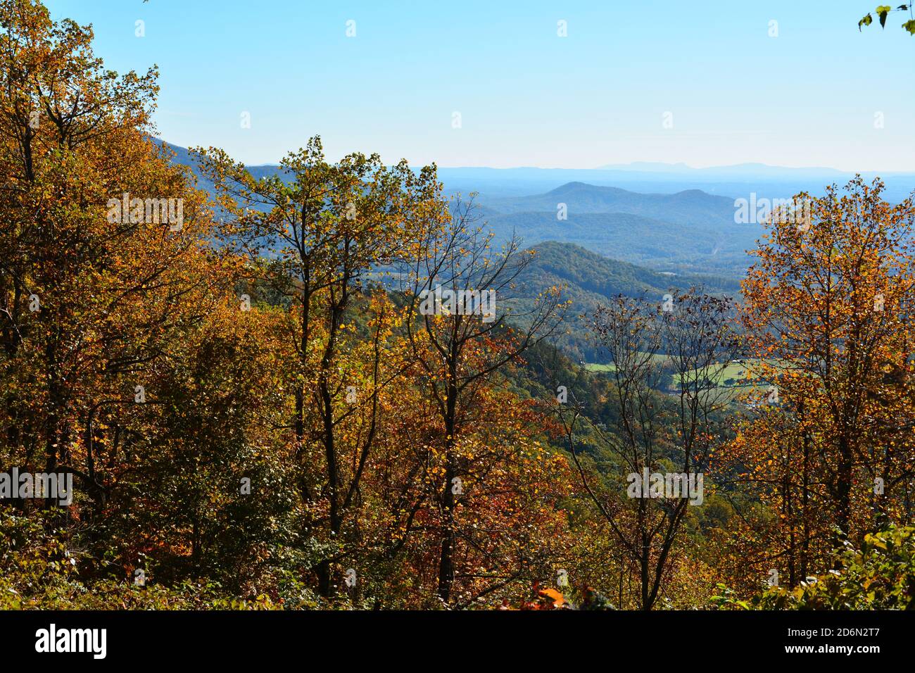 Vista da un punto panoramico durante l'autunno nella Carolina del Nord sulla Blue Ridge Parkway. Foto Stock