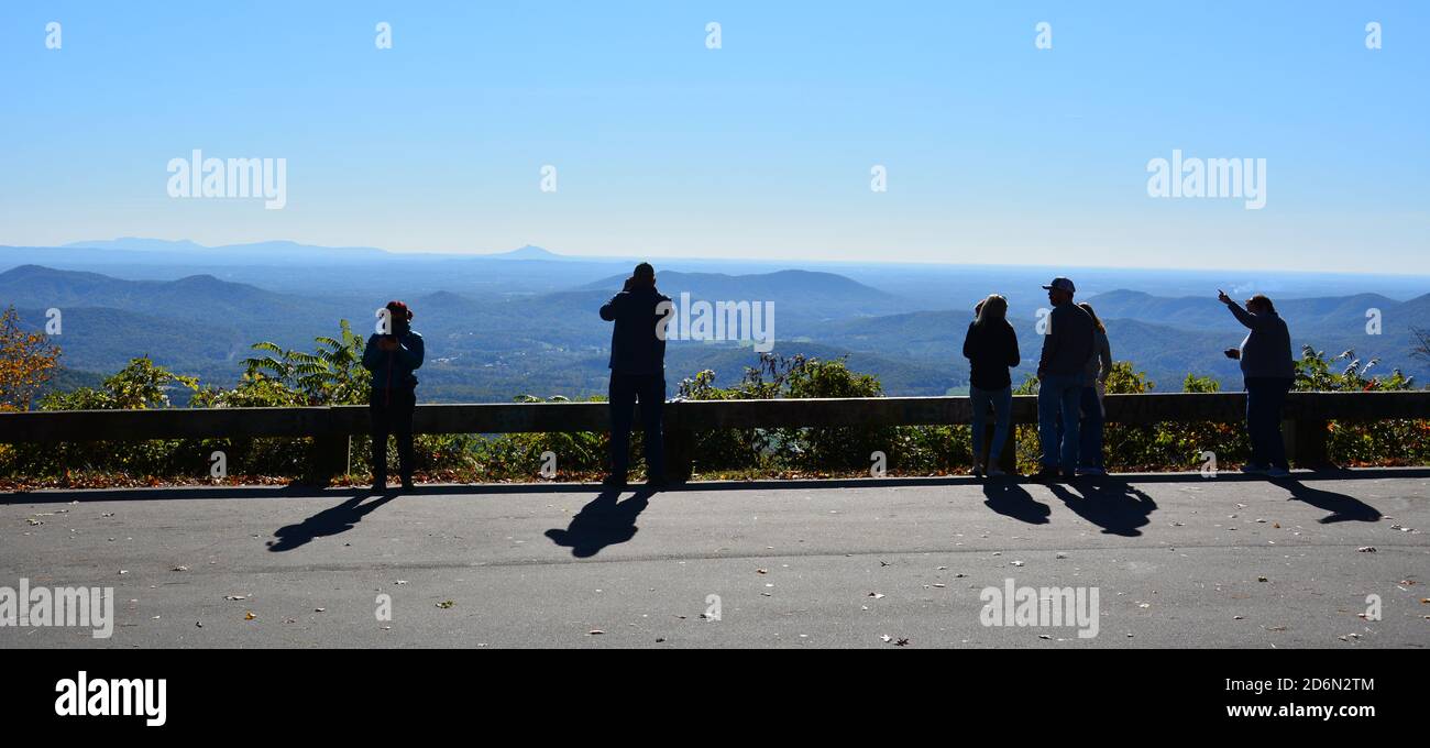 I visitatori sono soliti in una vista panoramica lungo la Blue Ridge Parkway, nella Carolina del Nord. Foto Stock