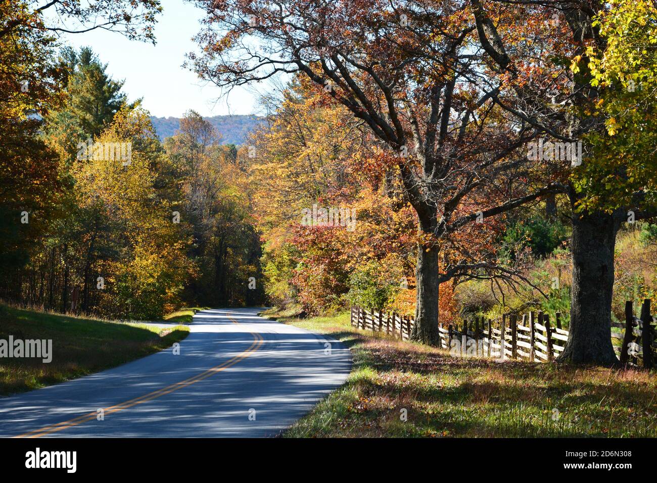 Una sezione della strada sulla Blue Ridge Parkway durante l'autunno. Foto Stock