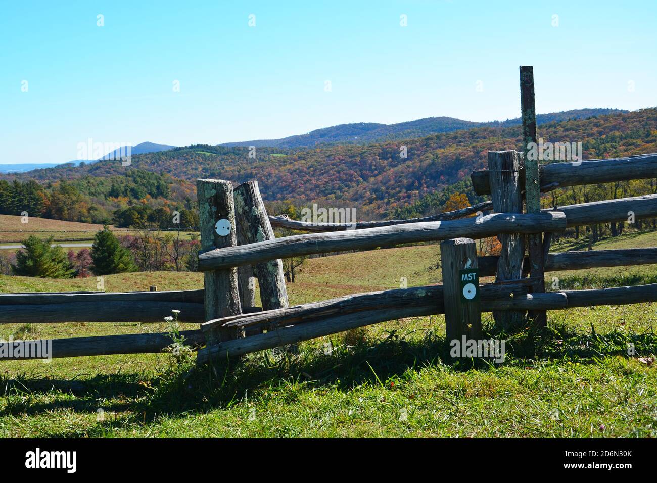 Una linea di recinzione con testa di sentiero che si apre per le montagne al Sea Trail nella Blue Ridge Parkway del North Carolina. Foto Stock