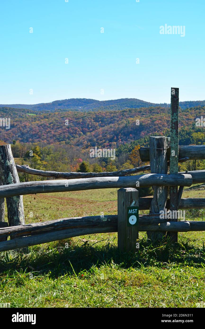 Una linea di recinzione con testa di sentiero che si apre per le montagne al Sea Trail nella Blue Ridge Parkway del North Carolina. Foto Stock