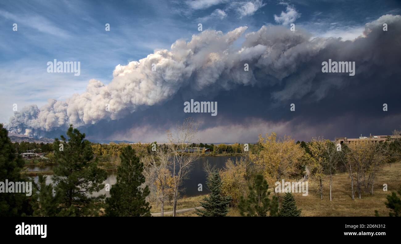 Il pennacchio di fumo il primo giorno del Calwood wildfire nella contea di Boulder Foto Stock