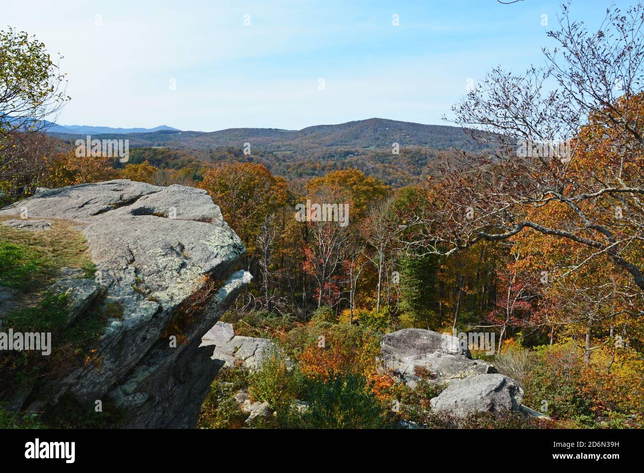 Vista da un punto panoramico durante l'autunno nella Carolina del Nord sulla Blue Ridge Parkway. Foto Stock