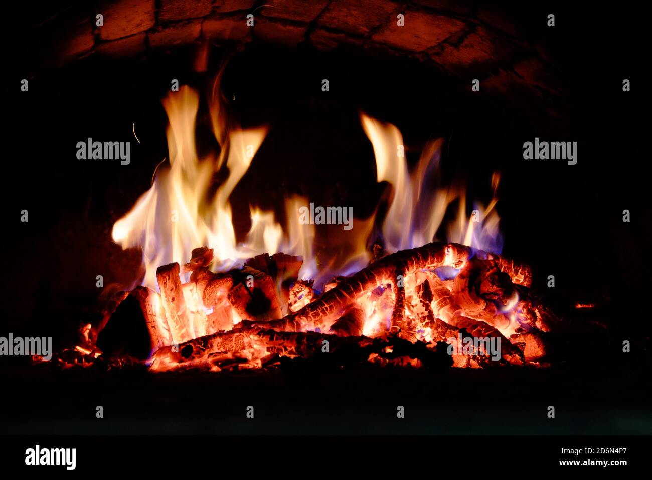 Tronchi che bruciano nel forno. Fiamme e calore sul legno. Hot log. Foto Stock