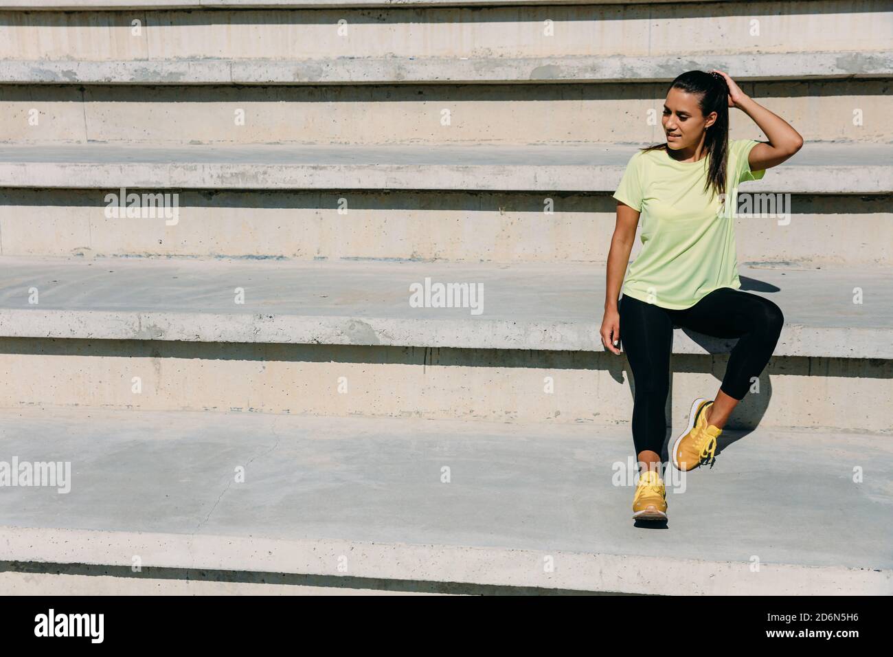 Donna fitness seduto sulle scale e godendo di raggi solari. Foto Stock