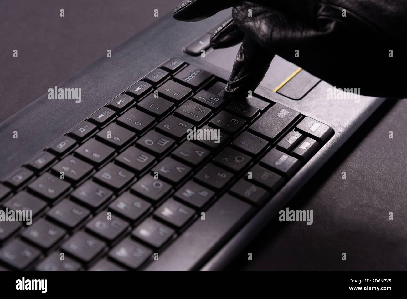 cibercriminali mani in guanti sulla tastiera del computer portatile Foto Stock