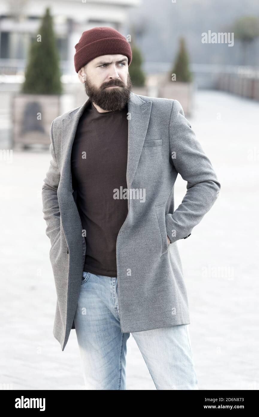 Hipster vestito e hat accessorio. Abbigliamento casual stagione  primaverile. Abbigliamento uomo maschio ed un concetto di moda. Uomo  Barbuto hipster elegante Cappotto alla moda e hat. Abbigliamento comodo.  Confortevole con il suo