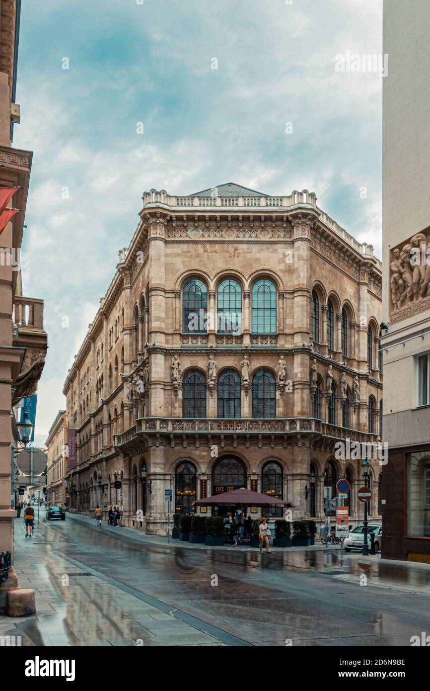 Vienna / Austria / 30 agosto 2020: Bel riflesso di un vecchio palazzo a Vienna con i vecchi caffè centrali Foto Stock