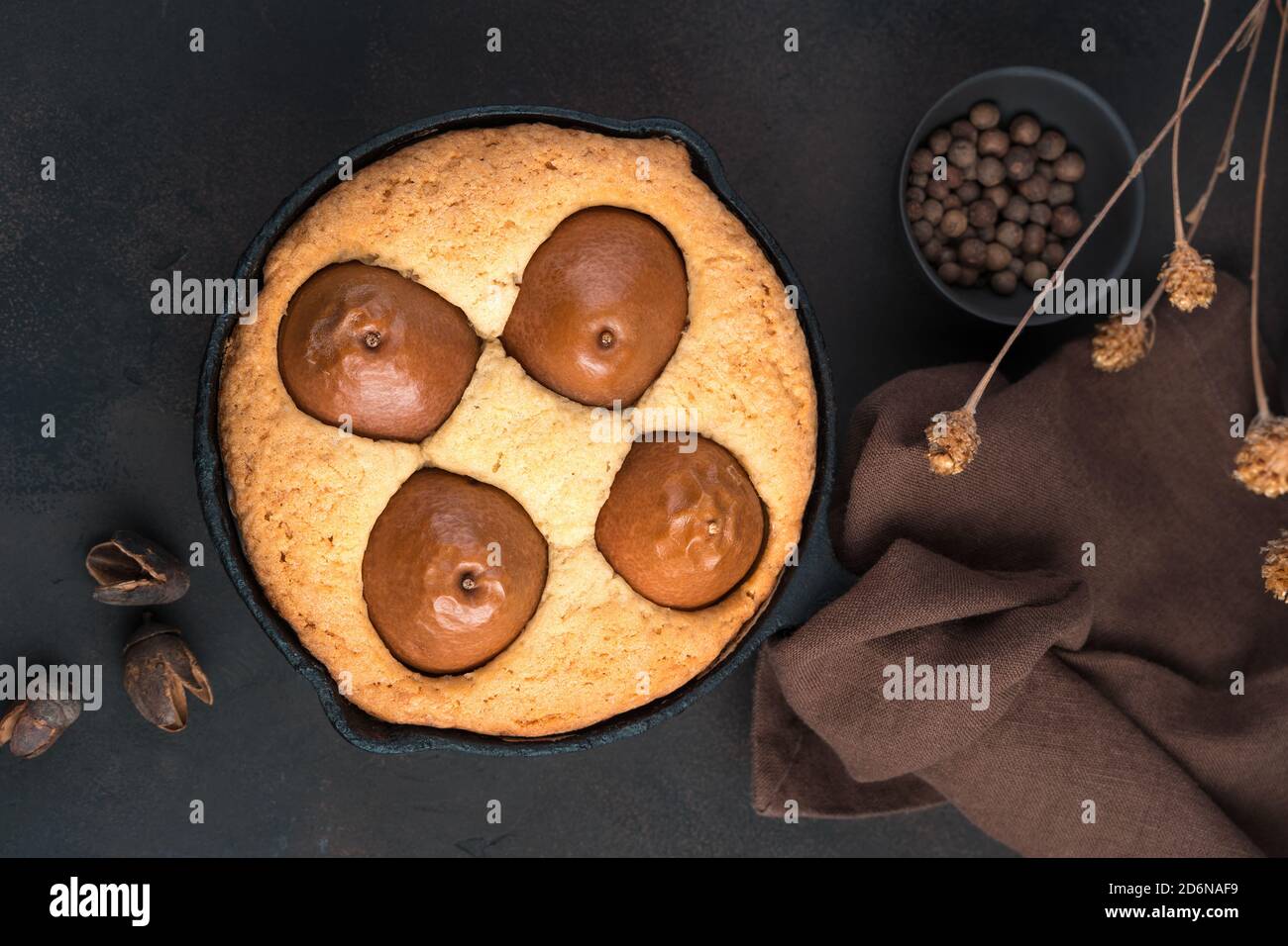 Torta fatta in casa con pere su sfondo marrone. Foto Stock