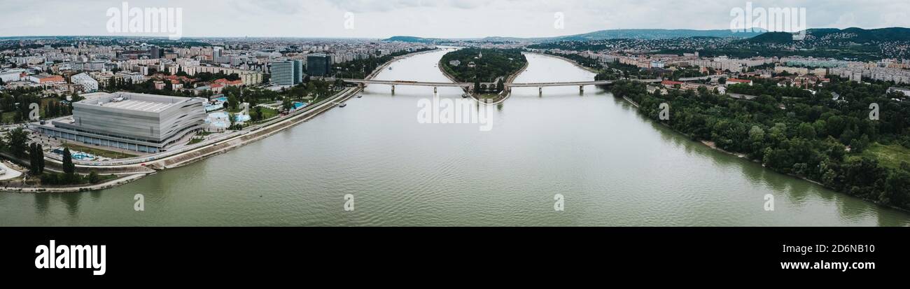 Panorama del drone aereo ha girato il Ponte di Arpad e l'isola di Margaret con Fiume Danubio Foto Stock