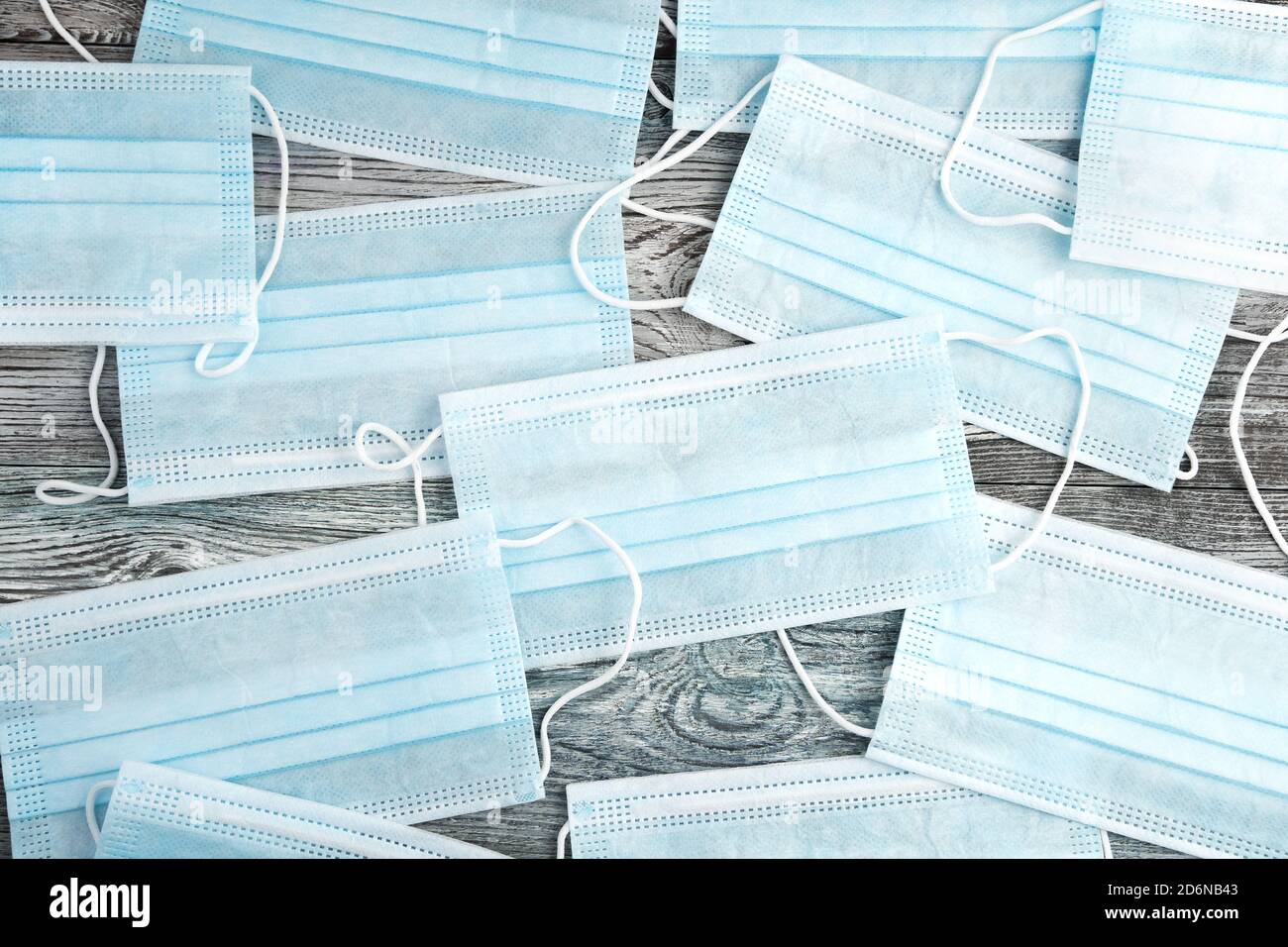Molte maschere Mediche sono disposte su un tavolo di legno. Foto Stock