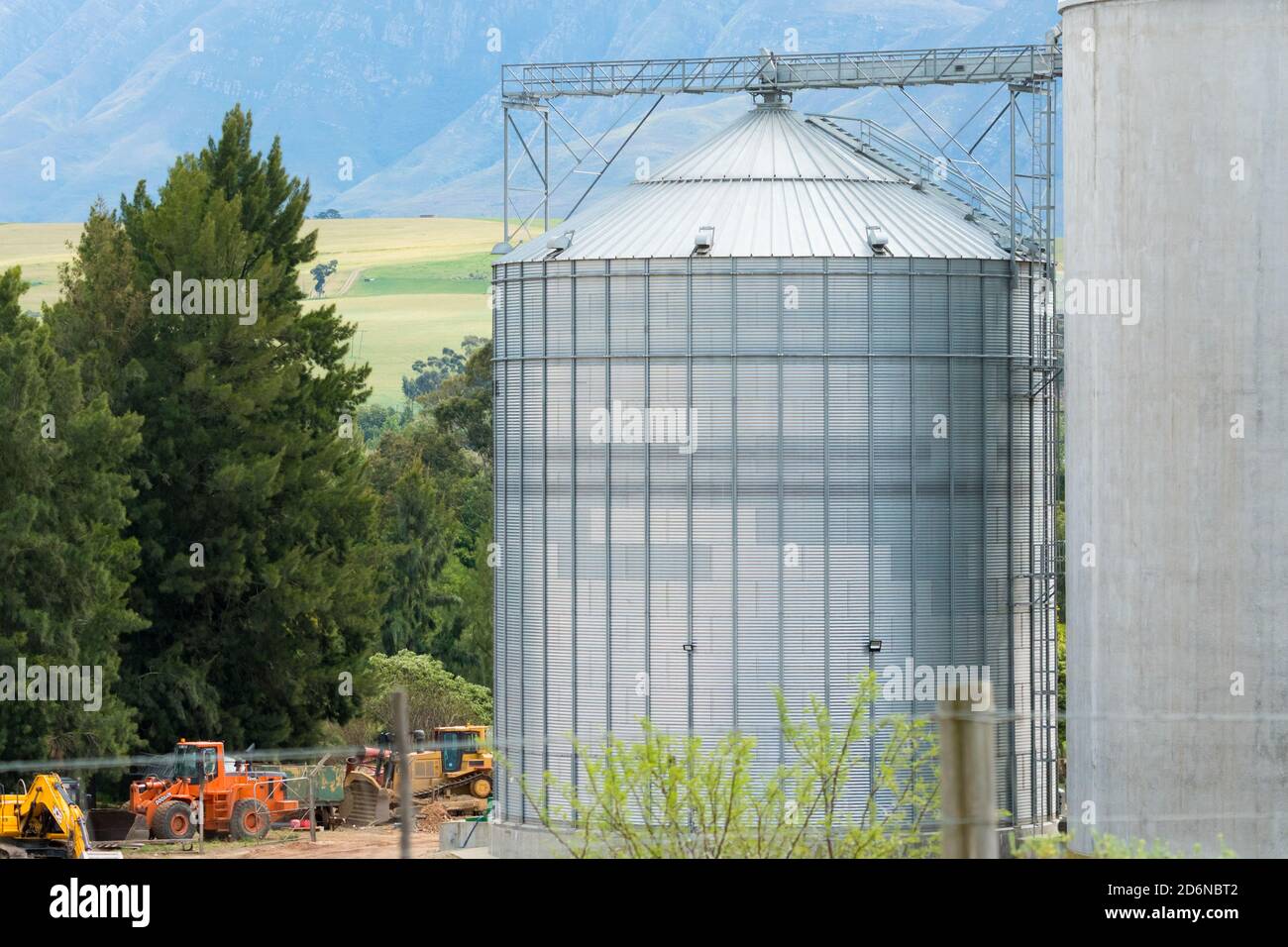 Closeup di silo di grano su una fattoria nel capo occidentale Del Sud Africa Concept Farming in Africa Foto Stock