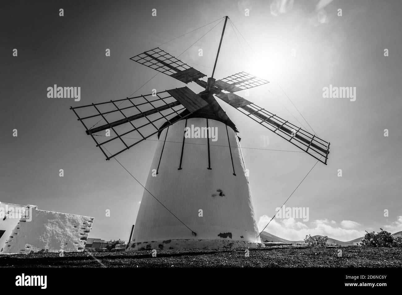 Un tipico mulino a vento di Fuerteventura (Los Molinos). Isole Canarie. Spagna. Bianco e nero. Svasatura lente. Foto Stock