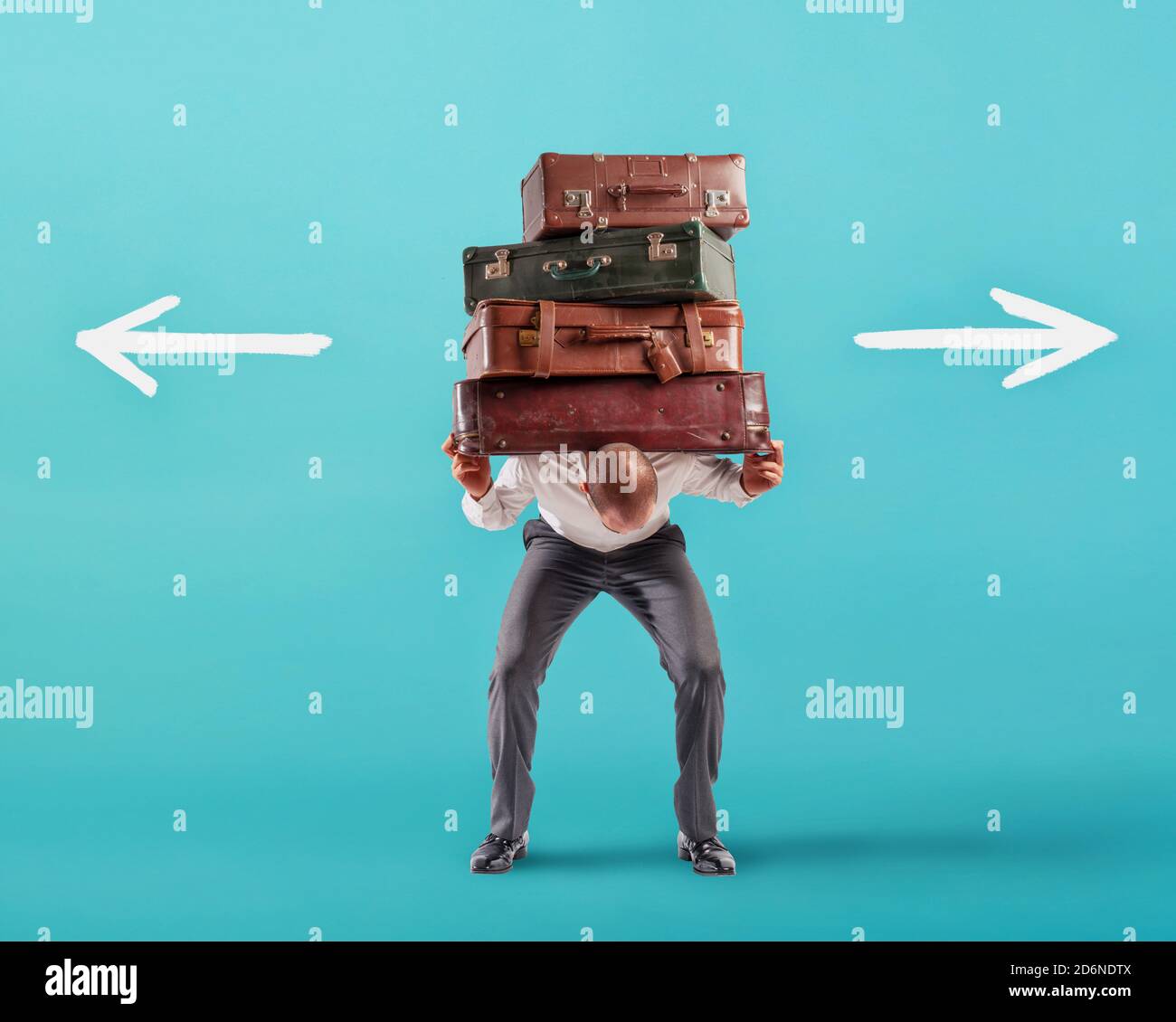 L'uomo con un sacco di bagagli è confuso circa il destinazione giusta Foto Stock