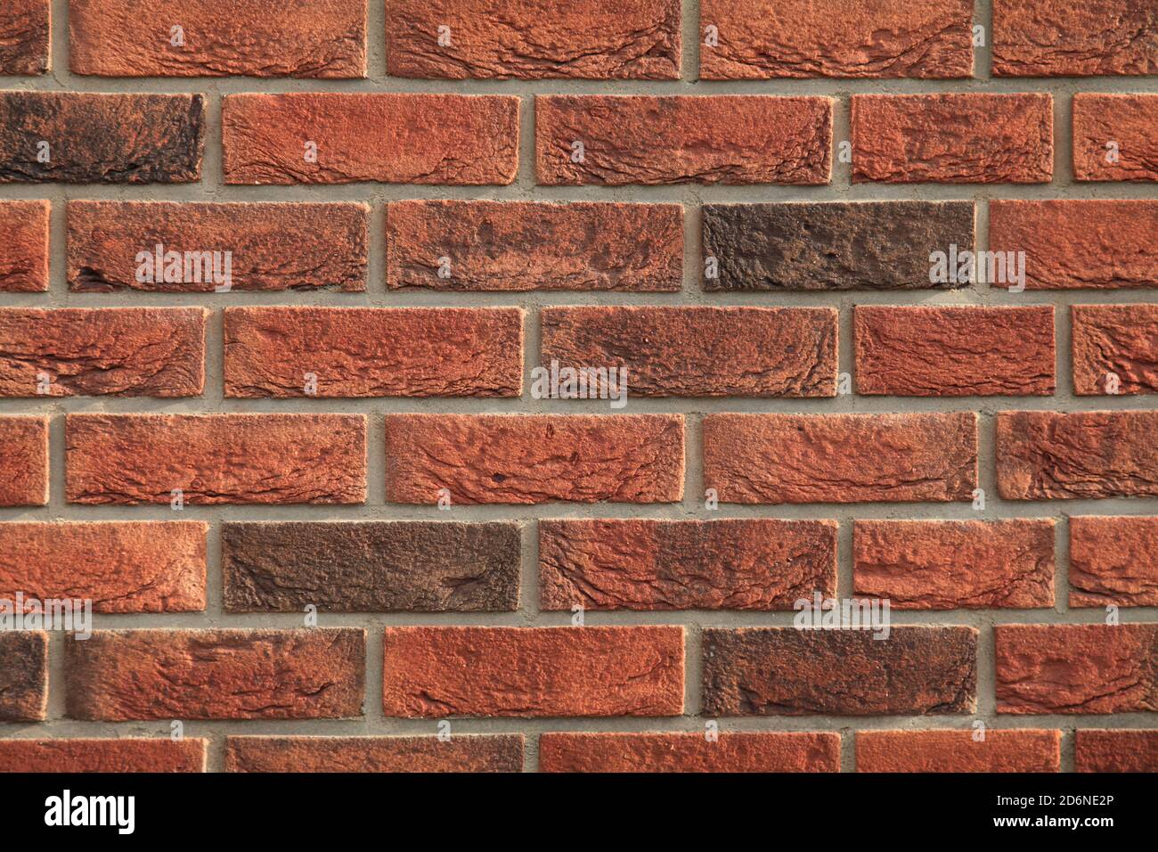 Parete decorativa texture, sfondo. Rusty, opaca, in mattoni rossi. Il frammento di una nuova elegante muratura decorativa. Vintage e stile antico Foto Stock