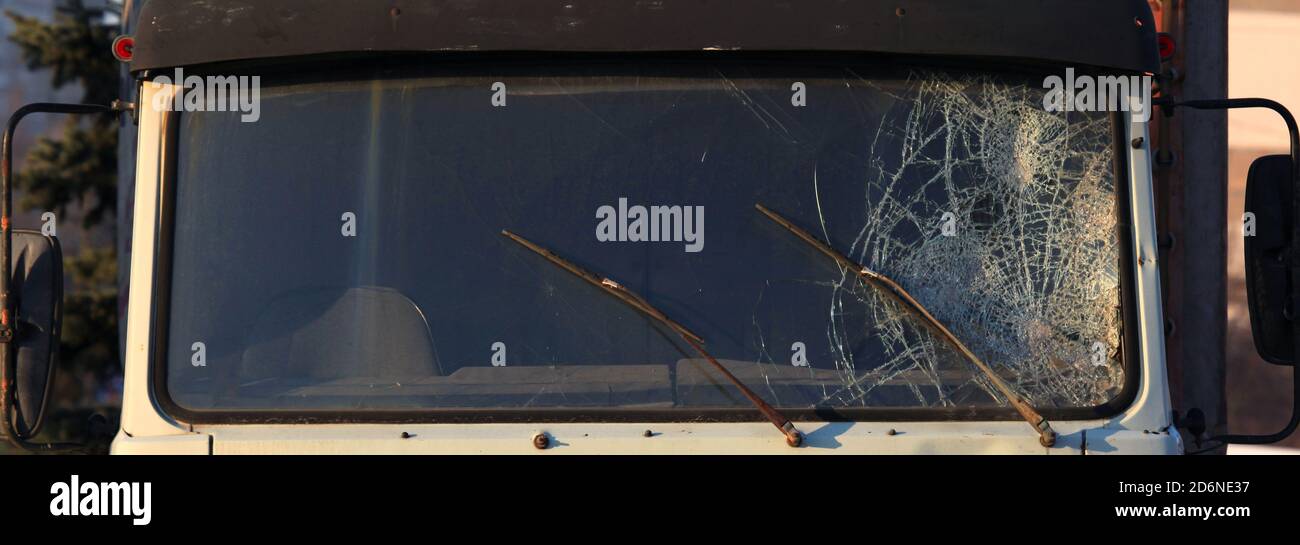 Parabrezza rotto di un veicolo (autocarro). Incidente e incidente stradale. Il crash. Un attacco di colpo su un'auto. Veicolo abbandonato dopo un incidente Foto Stock