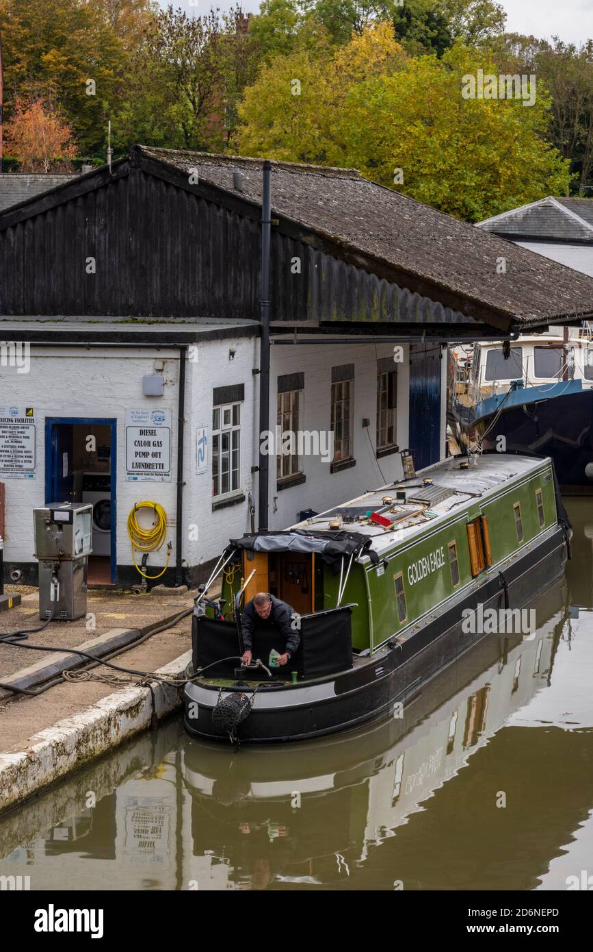 barche del canale chiatte e chiatte in un capannone di manutenzione o bacino asciutto sul canale del grand union a braunston nel northamptonshire, regno unito Foto Stock