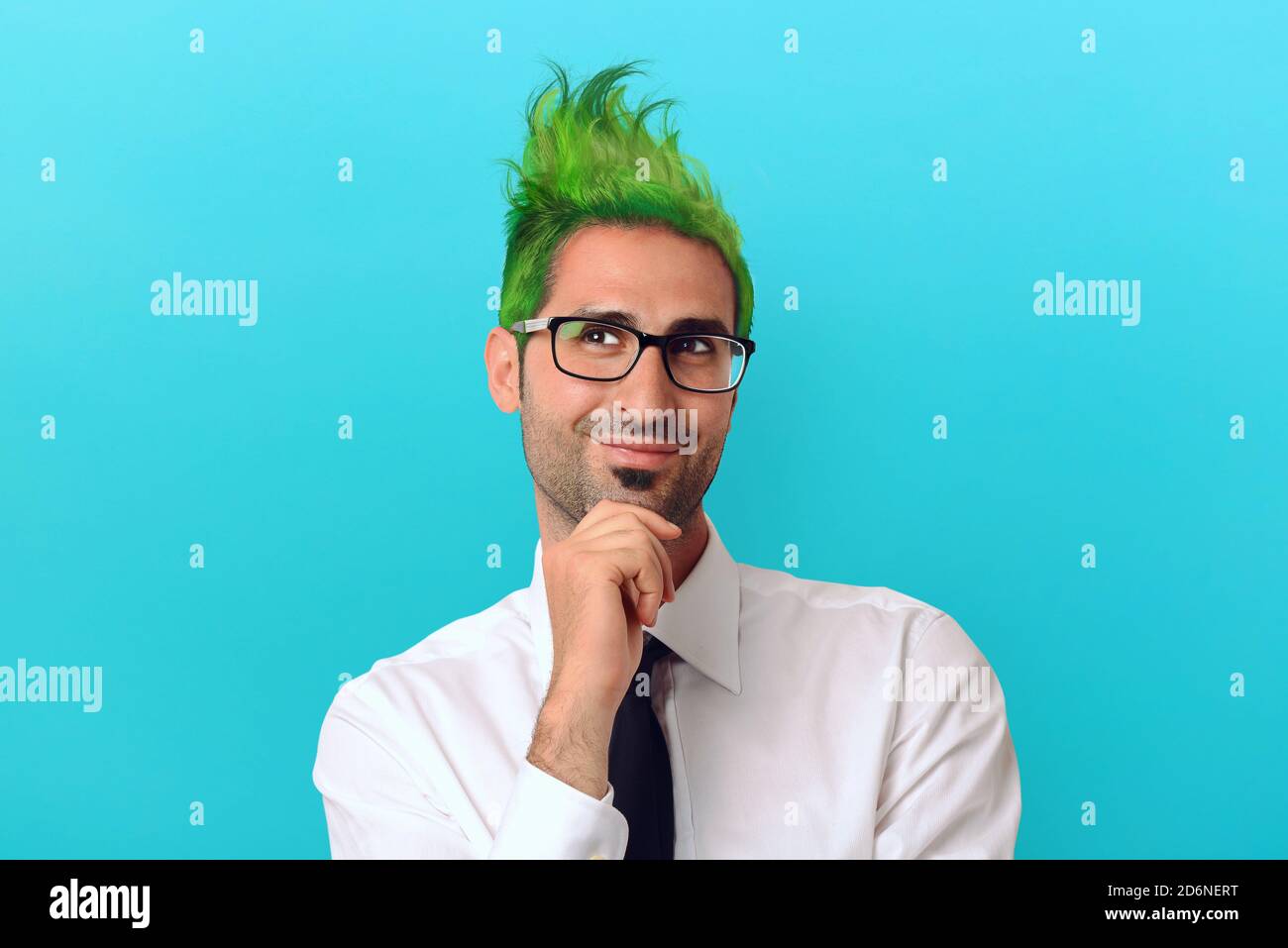 Uomo d'affari creativo con i capelli verdi pensa ad un progetto pazzo Foto Stock