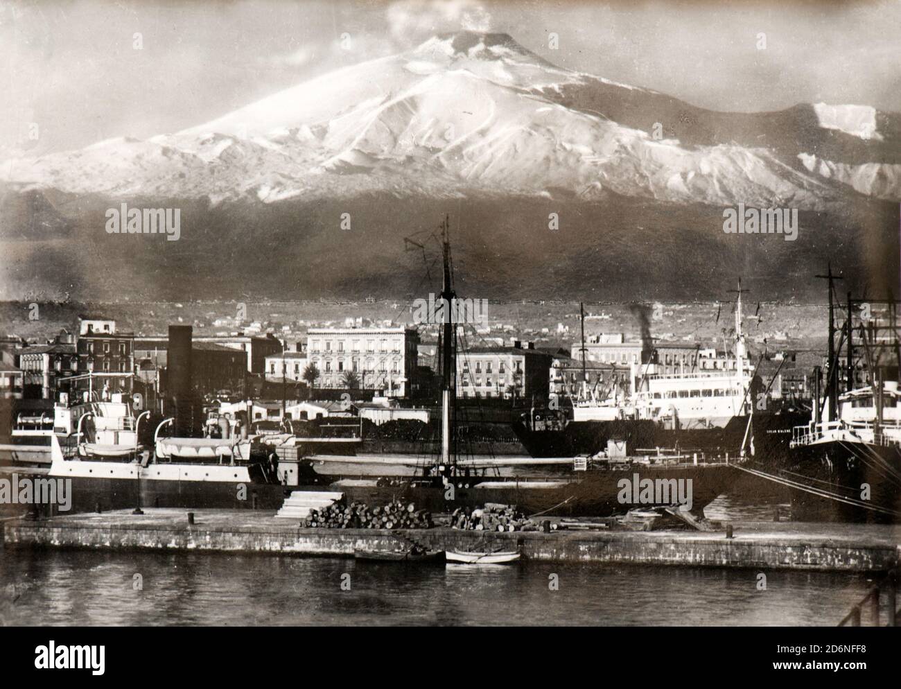 Vista sulla città di Catania (Italia) e sul vulcano Etna (1950) Foto Stock
