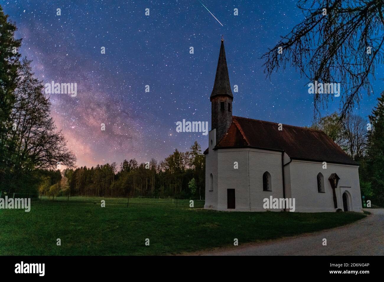 L'impressionante Milkyway, stelle da sogno, una meravigliosa notte stellata di fronte a una piccola cappella nel sud della germania Foto Stock