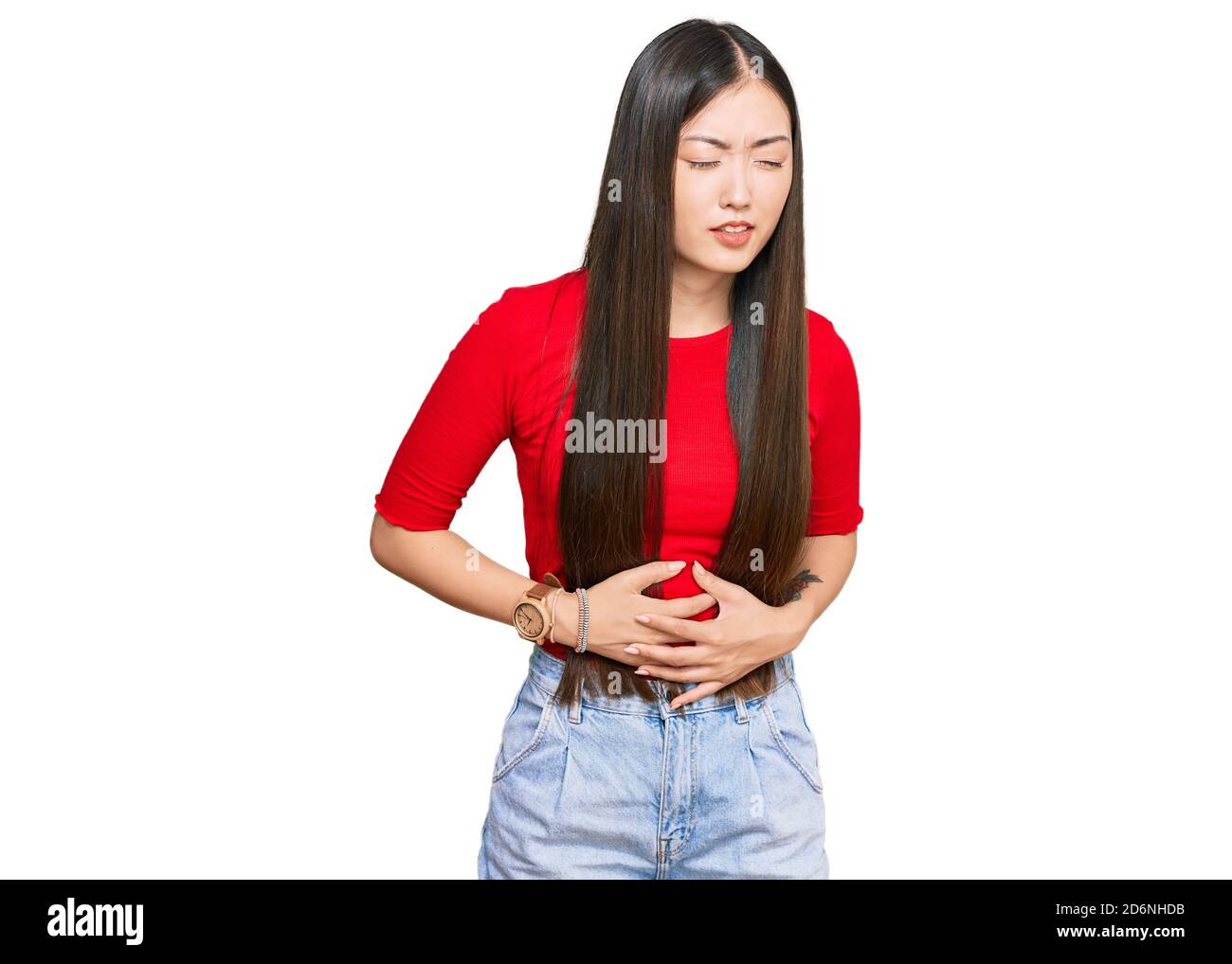 Giovane donna cinese che indossa abiti casual con la mano sullo stomaco  perché nausea, dolorosa malattia sensazione di malessere. Concetto di  dolore Foto stock - Alamy