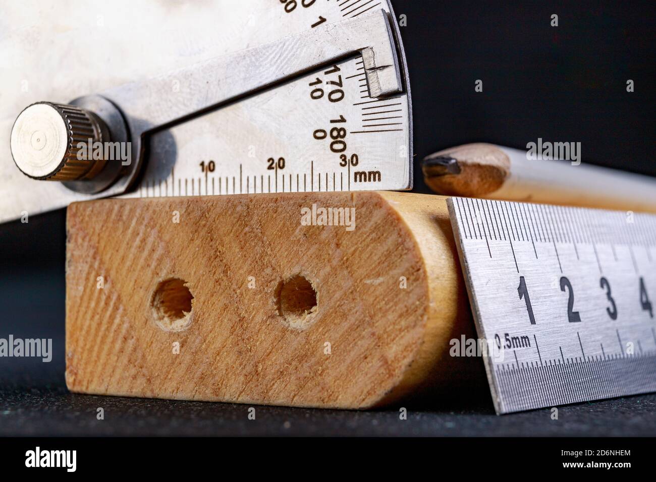 Un goniometro e un righello metallico per misurare gli angoli in  un'officina di Falegnameria. Accessori