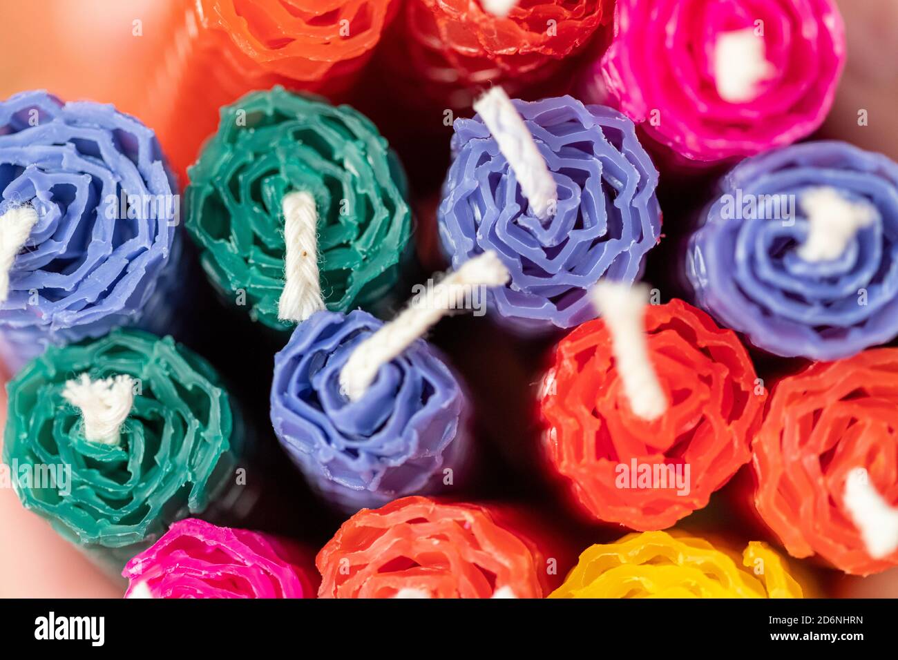 Candele di chakra di miele multicolore fatte a mano in primo piano con cera naturale. Composizione di Natale o Capodanno. Foto per cartoline. Foto Stock