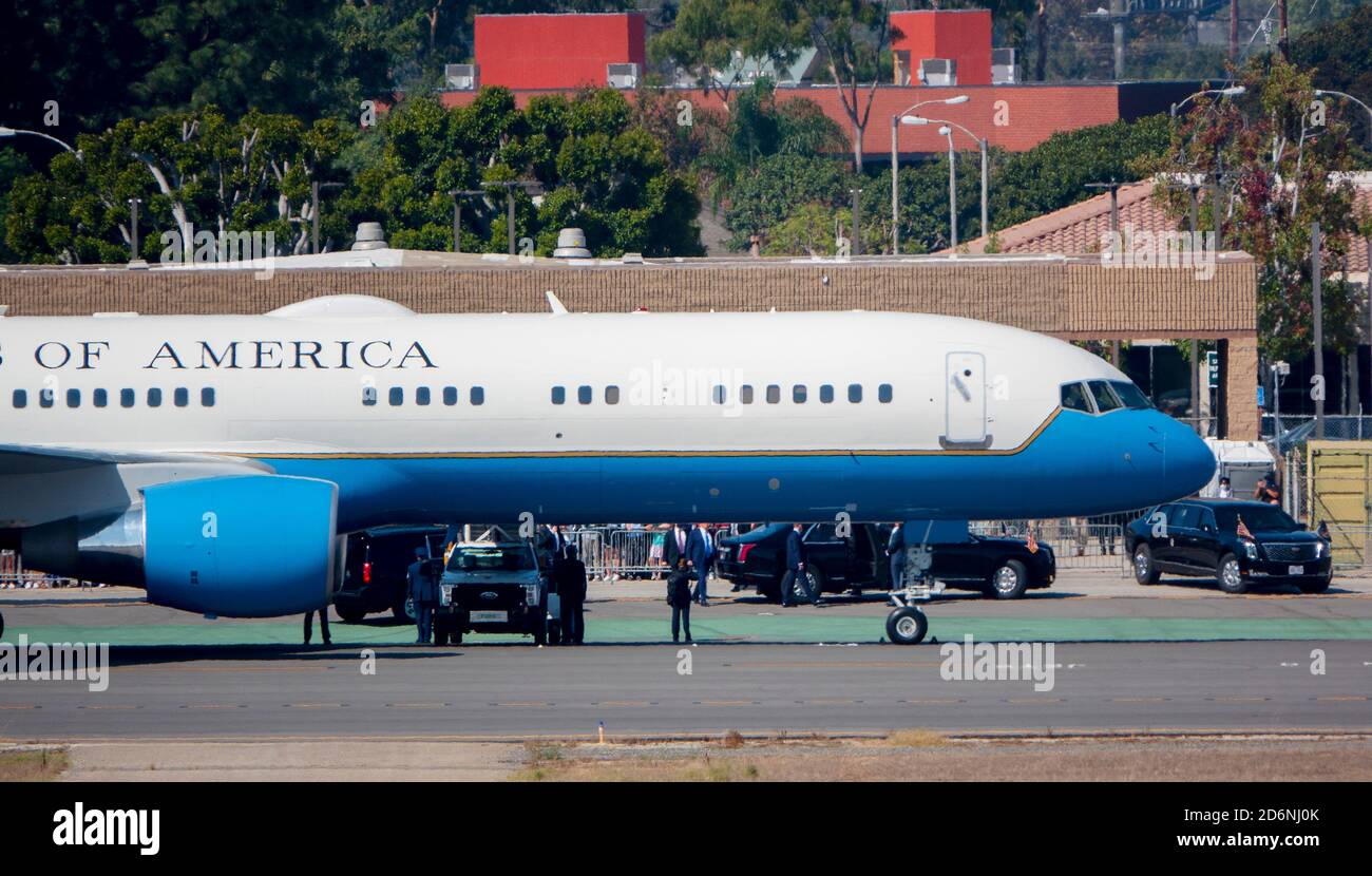 Santa Ana, California, Stati Uniti. 18 Ott 2020. Il presidente degli Stati Uniti Donald Trump cammina verso la sua limousine dopo essere arrivato sull'Air Force One all'aeroporto John Wayne nella contea di Orange. Trump era sulla strada per una raccolta fondi a Newport Beach. Air Force One è esteso a qualsiasi aereo che trasporta il presidente. Il più piccolo C-32 è un Boeing 757 appositamente configurato. Credito: K.C. Alfred/ZUMA Wire/Alamy Live News Foto Stock