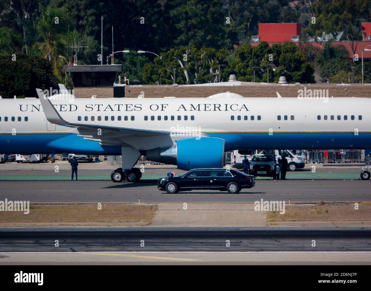 Santa Ana, California, Stati Uniti. 18 Ott 2020. Una limousine che trasporta il presidente degli Stati Uniti Donald Trump guida su una strada in taxi oltre l'Air Force One all'aeroporto John Wayne nella contea di Orange. Trump era sulla strada per una raccolta fondi a Newport Beach. Air Force One è esteso a qualsiasi aereo che trasporta il presidente. Il più piccolo C-32 è un Boeing 757 appositamente configurato. Credito: K.C. Alfred/ZUMA Wire/Alamy Live News Foto Stock