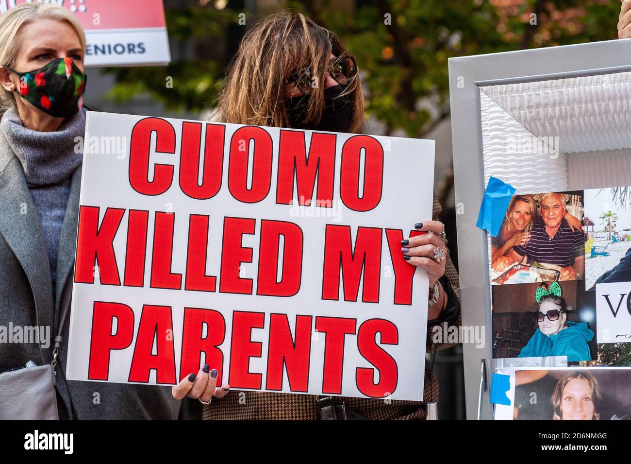 Brooklyn, Stati Uniti d'America . 18 Ott 2020. Le famiglie addoloranti delle vittime della COVID-19 che sono morte nelle case di cura dello stato di New York chiedono risposte e scuse dal governatore Cuomo per la sua direttiva sulla casa di cura in un raduno fuori dal Cobble Hill Health Center a Brooklyn, New York il 18 ottobre 2020. L'ordine di Cuomo ha ufficialmente rivendicato la vita di oltre 6,600 residenti di casa di cura dello stato di New York. (Foto di Gabriele Holtermann/Sipa USA) Credit: Sipa USA/Alamy Live News Foto Stock