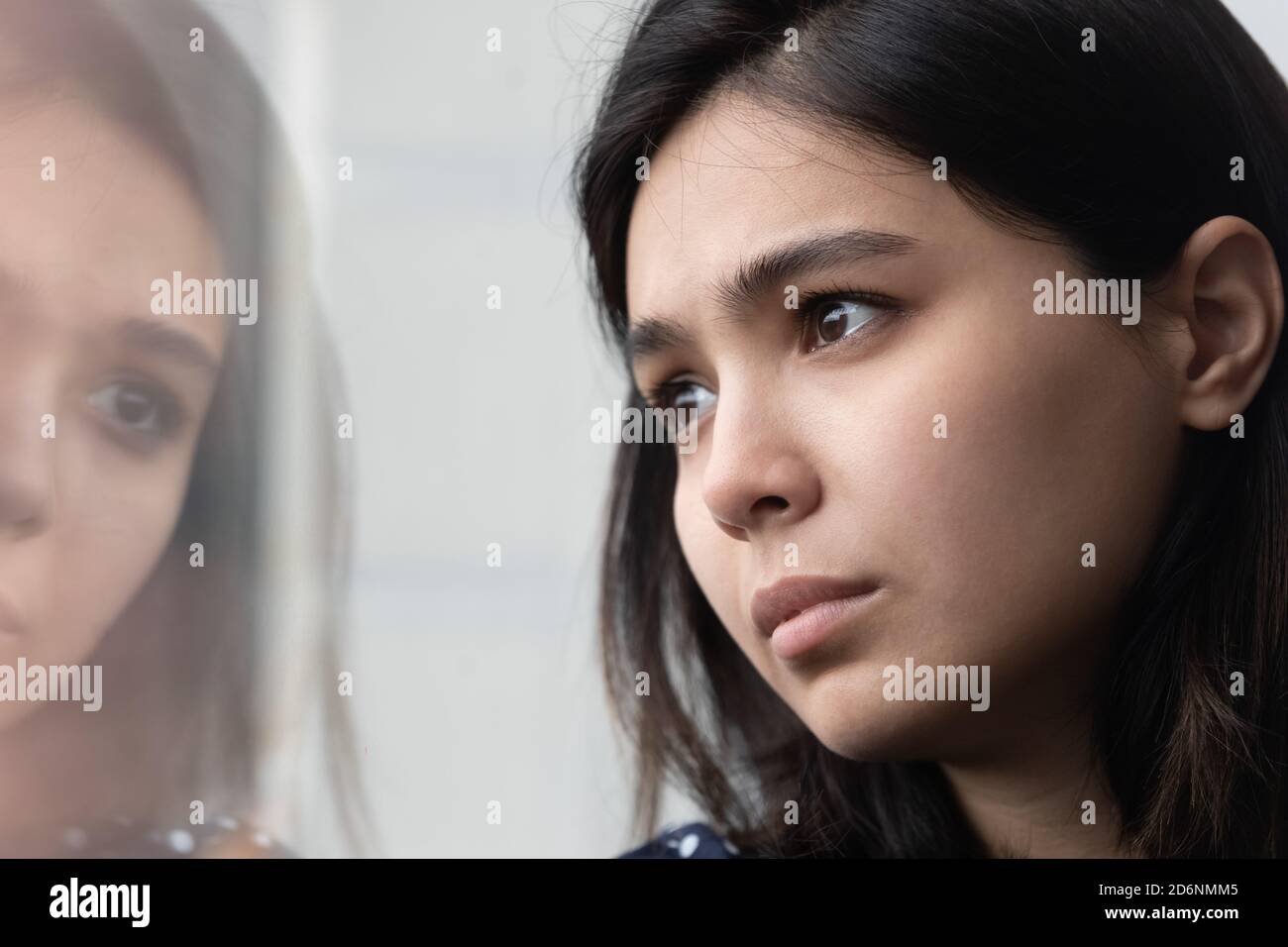 Primo piano di infelice ragazza asiatica sentirsi solo a casa Foto Stock