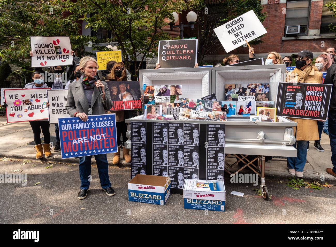 Brooklyn, Stati Uniti d'America . 18 Ott 2020. IL meteorologo senior DI FOX News Janice Dean parla dei suoi genitori, entrambi morti di COVID-19 in una casa di cura fuori dal Cobble Hill Health Center a Brooklyn, New York, il 18 ottobre 2020. Le famiglie addoloranti delle vittime della COVID-19 che sono morte nelle case di cura dello stato di New York chiedono risposte e scuse dal governatore Cuomo per la sua direttiva sulla casa di cura che ha ufficialmente rivendicato la vita di oltre 6,600 residenti di casa di cura dello stato di New York. (Foto di Gabriele Holtermann/Sipa USA) Credit: Sipa USA/Alamy Live News Foto Stock