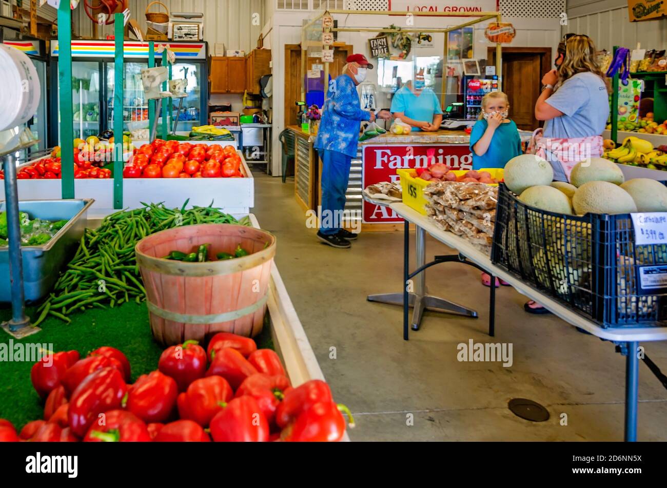 I clienti acquistano presso il McKenzie Farm Market, 17 ottobre 2020, a Fairhope, Alabama. Foto Stock