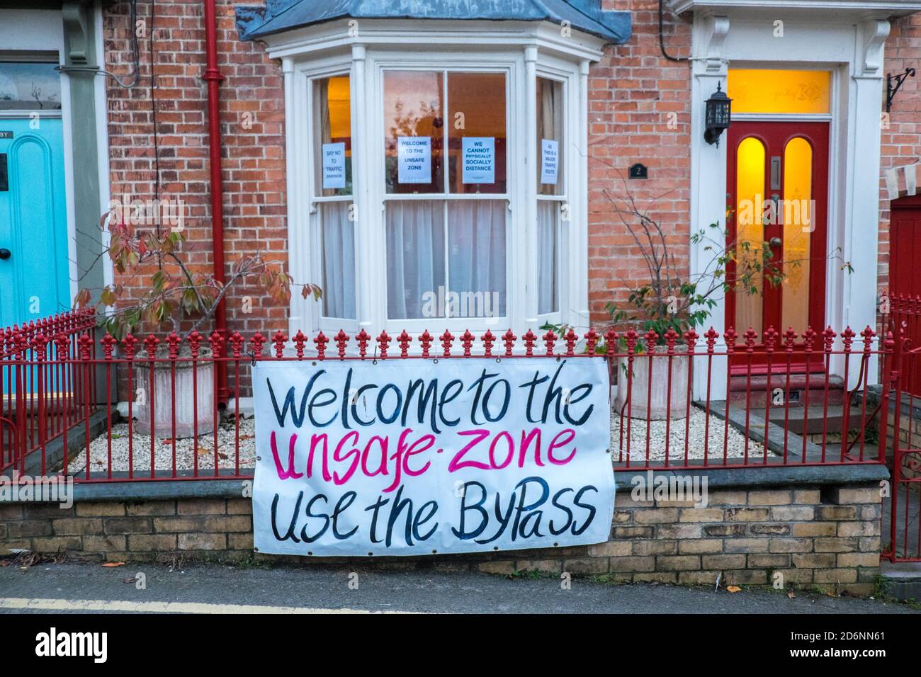Fatto in casa, segno,segnaletica,evidenziazione,residenti,sensazione,non sicuro,dovuto,a,un,traffico,questione,di,strada,auto,auto,veicolo,uso,del,traffico,andando,attraverso,città,centro,in, foto, preso, Quay Street,in,centro,di,Cardigan,Cardigan Bay,Ceredigon,Ceredigon contea,Galles,West,Galles,Regno Unito,inquinamento da strada,Gran Bretagna,sicurezza,inquinamento da auto,Europa,auto,Regno Unito,inquinamento da strada,Regno Unito,inquinamento da strada,Europa,Regno Unito,inquinamento da strada,Europa,Regno Unito,inquinamento da auto,sicurezza,Stati Uniti,Stati Uniti,Stati Uniti,Stati Uniti,Stati Foto Stock