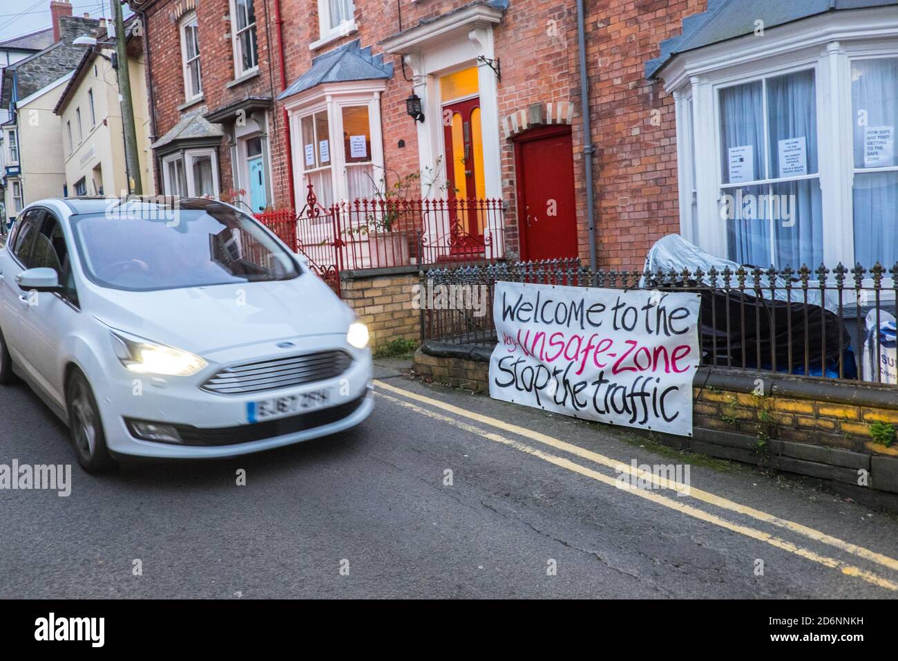 Fatto in casa, segno,segnaletica,evidenziazione,residenti,sensazione,non sicuro,dovuto,a,un,traffico,questione,di,strada,auto,auto,veicolo,uso,del,traffico,andando,attraverso,città,centro,in, foto, preso, Quay Street,in,centro,di,Cardigan,Cardigan Bay,Ceredigon,Ceredigon contea,Galles,West,Galles,Regno Unito,inquinamento da strada,Gran Bretagna,sicurezza,inquinamento da auto,Europa,auto,Regno Unito,inquinamento da strada,Regno Unito,inquinamento da strada,Europa,Regno Unito,inquinamento da strada,Europa,Regno Unito,inquinamento da auto,sicurezza,Stati Uniti,Stati Uniti,Stati Uniti,Stati Uniti,Stati Foto Stock
