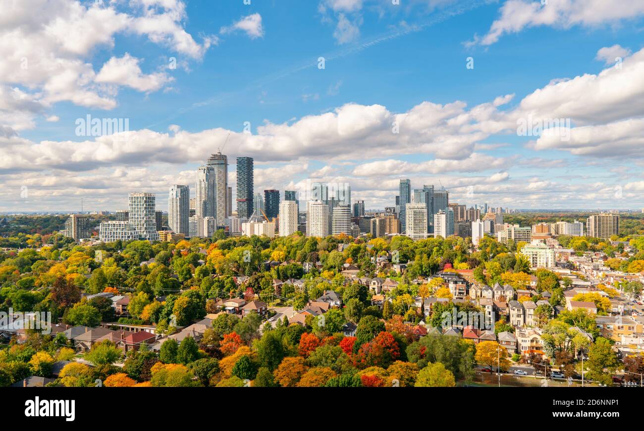 Skyline del centro di Toronto con case ed edifici condominiali e commerciali In Yonge e nella zona di Eglinton in autunno Foto Stock