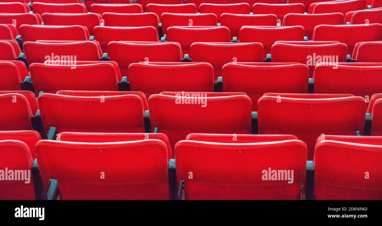 File di posti a sedere rossi per lo stadio Foto Stock