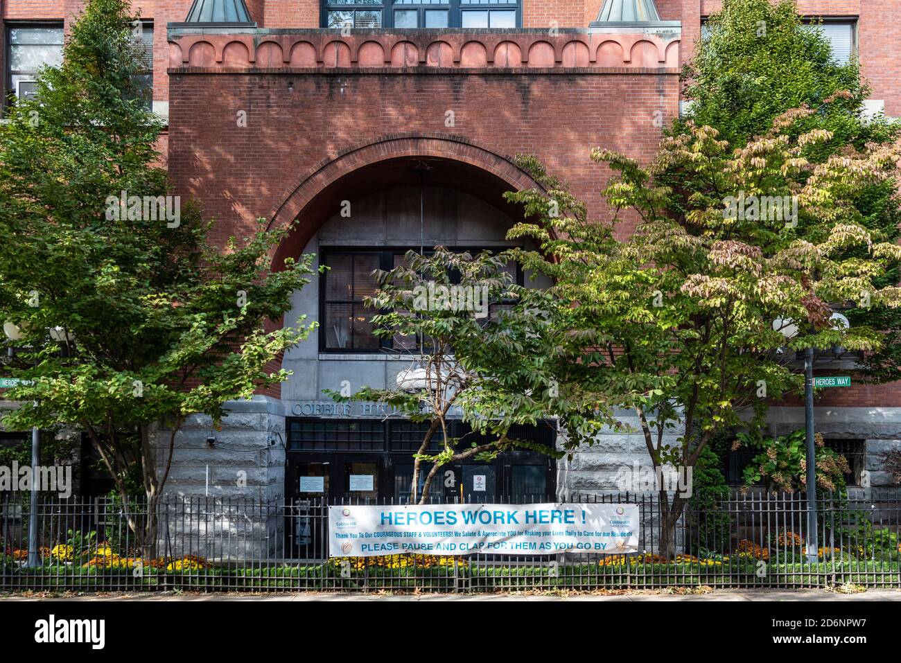 Brooklyn, Stati Uniti d'America . 18 Ott 2020. L'esterno del Cobble Hill Health Center, dove le famiglie addoloranti delle vittime della COVID-19 hanno rallinato richieste di risposte e scuse dal governatore Cuomo per la sua direttiva sulla casa di cura a Brooklyn, New York, il 18 ottobre 2020. L'ordine di Cuomo ha ufficialmente rivendicato la vita di oltre 6,600 residenti di casa di cura dello stato di New York. (Foto di Gabriele Holtermann/Sipa USA) Credit: Sipa USA/Alamy Live News Foto Stock