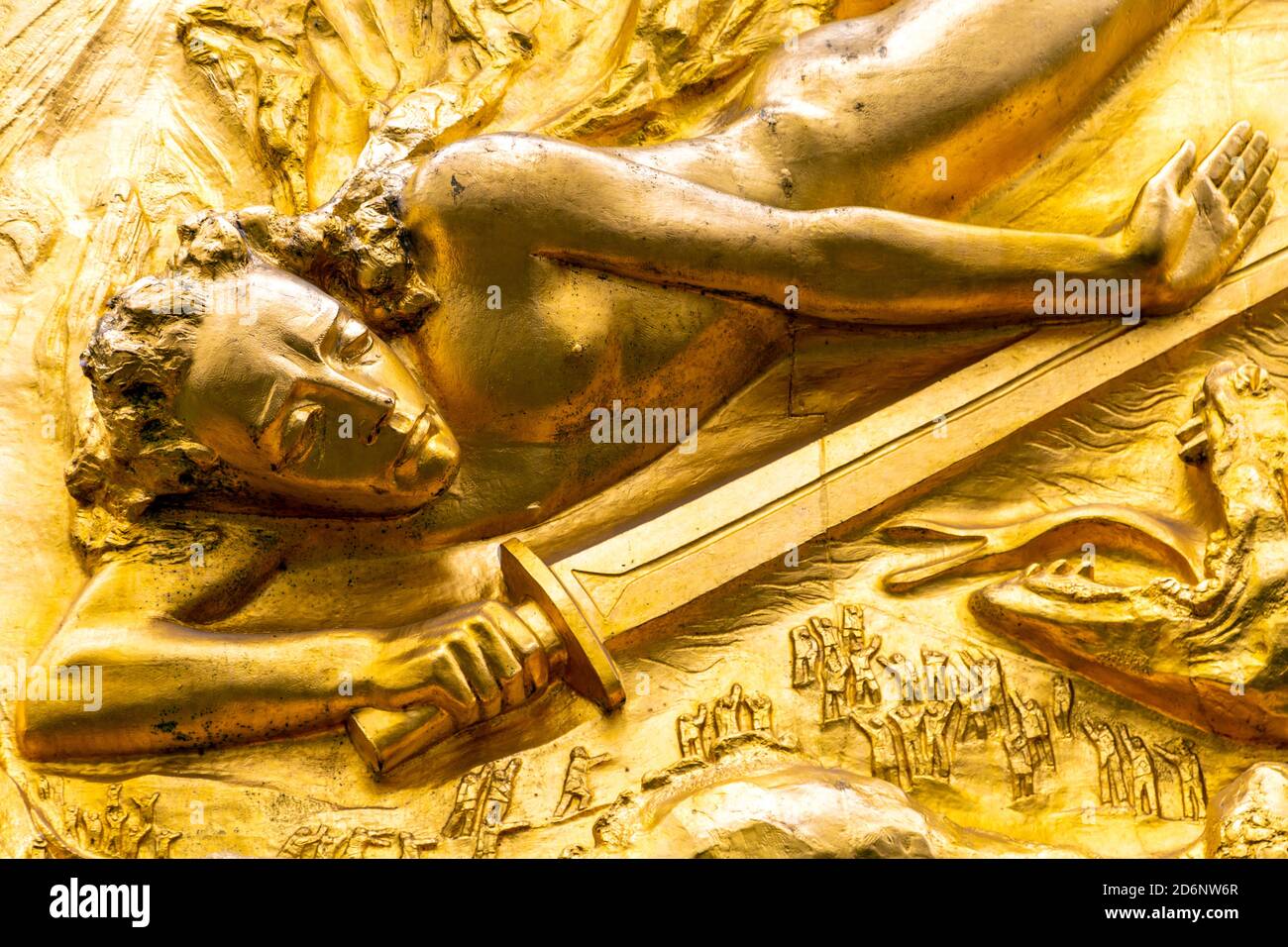 Rilievo d'oro "Bringer of Light" (Litchtbringer) di Bernhard Hoetger all'ingresso di Böttcherstraße a Brema, Germania Foto Stock