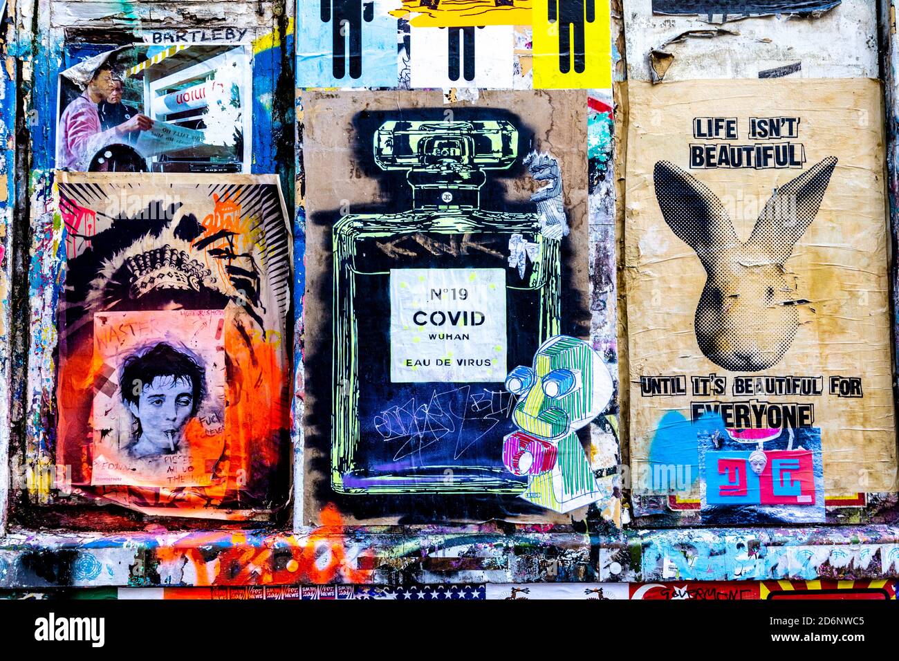 Poster di profumo Covid su una parete coperta di graffiti, poster e opere d'arte di Brick Lane, East London, UK Foto Stock